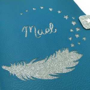 Protège carnet de santé en Simili cuir Bleu canard plume et étoiles - Crapaud Chou, le cadeau de naissance original et personnalisé
