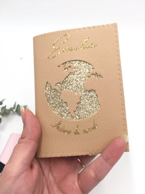 Protège passeport Map Monde à personnaliser rose, beige ou marine - Crapaud Chou, le cadeau de naissance original et personnalisé