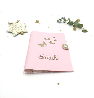 Protège carnet de santé envolée de papillons or en simili cuir rose - Crapaud Chou, le cadeau de naissance original et personnalisé