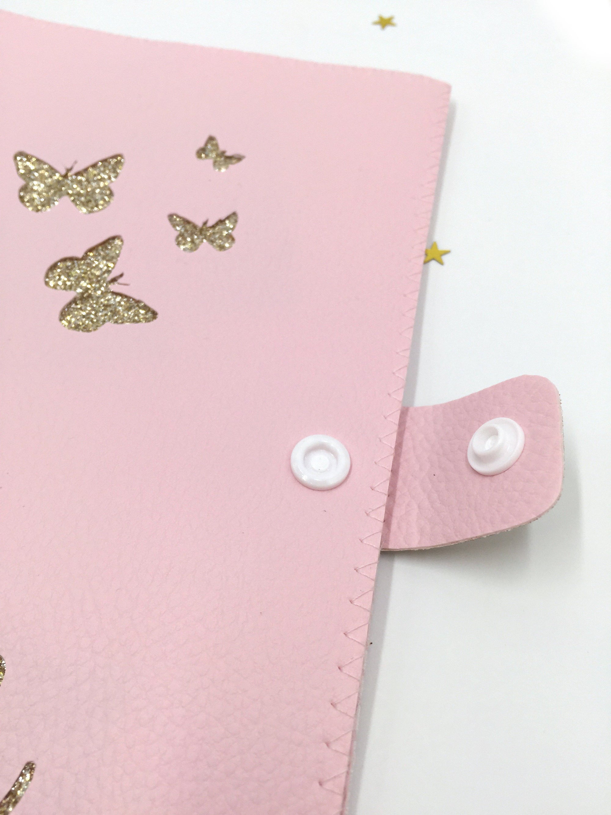 Protège carnet de santé envolée de papillons or en simili cuir rose - Crapaud Chou, le cadeau de naissance original et personnalisé