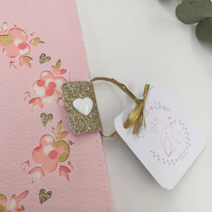 Protège carnet de santé en simili cuir couronne de fleurs en miller - Crapaud Chou, le cadeau de naissance original et personnalisé