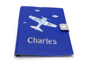 Protège carnet de santé personnalisé Avion en simili cuir bleu et liberty - Crapaud Chou, le cadeau de naissance original et personnalisé