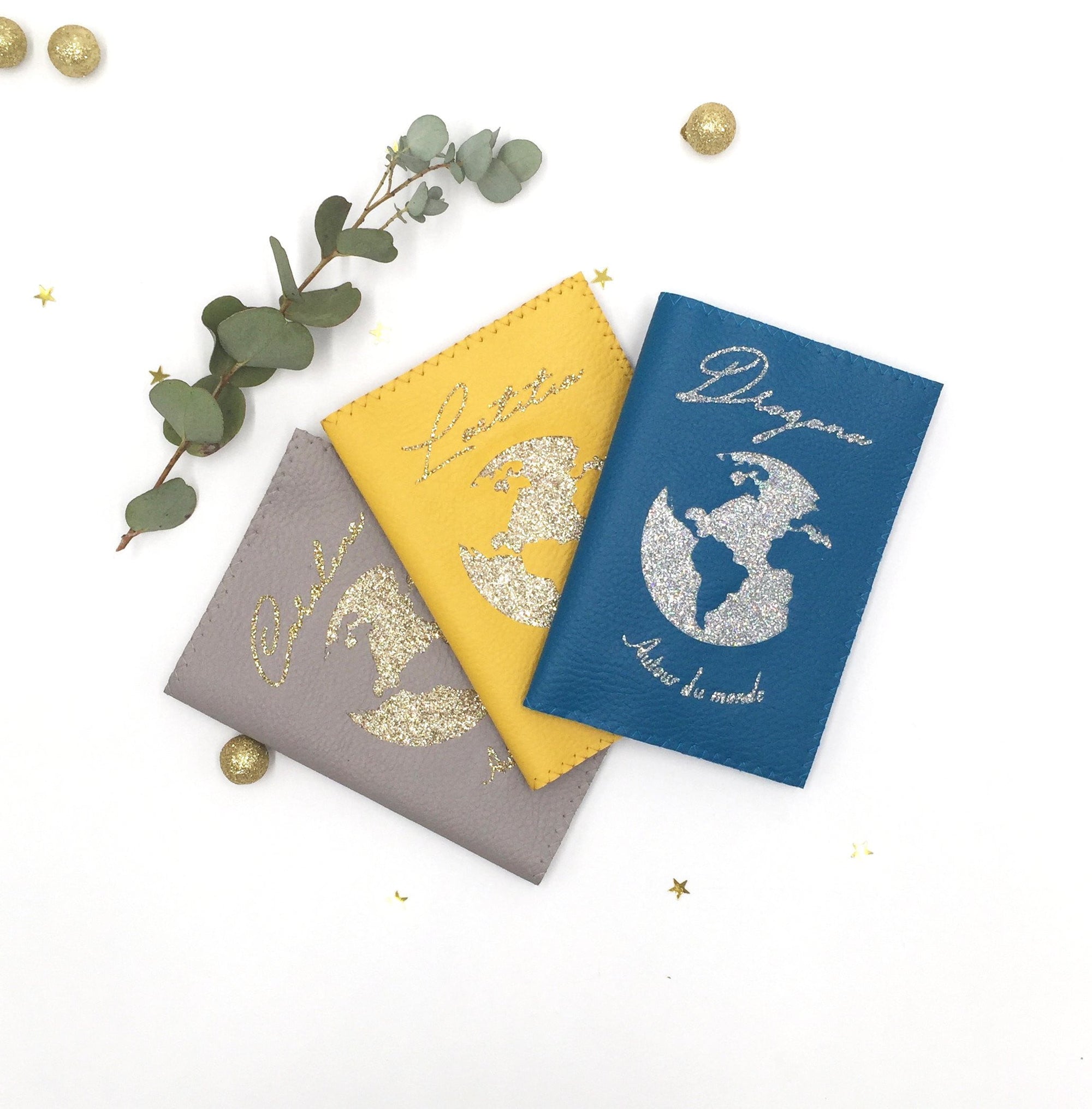 Protège passeport personnalisé Map Monde canard, moutarde ou taupe - Crapaud Chou, le cadeau de naissance original et personnalisé