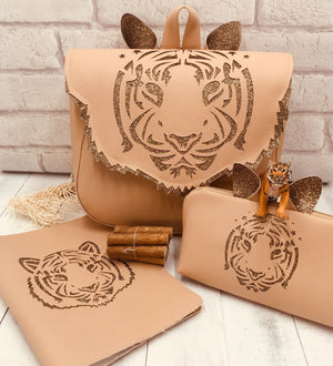 Protège carnet de santé Tigre en simili cuir beige - Crapaud Chou, le cadeau de naissance original et personnalisé
