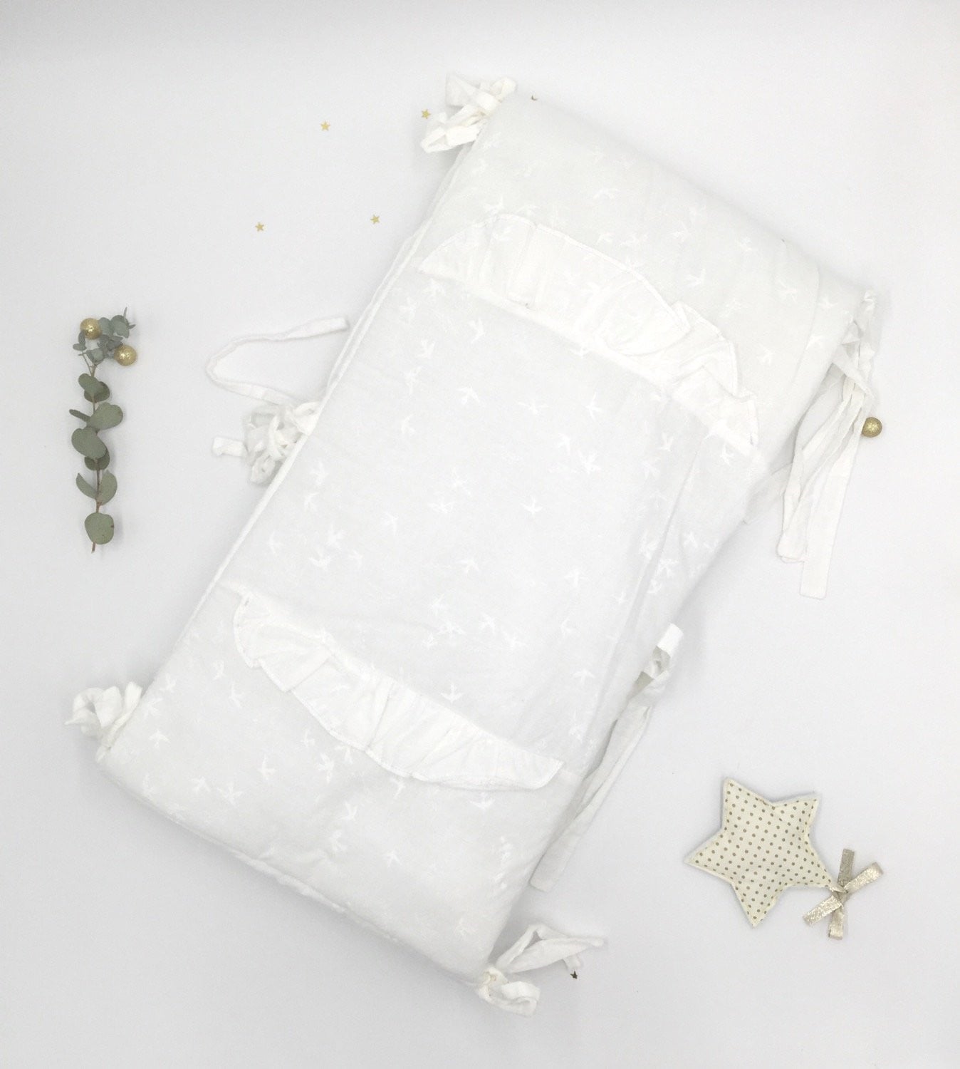 Tour de lit blanc - Crapaud Chou, le cadeau de naissance original et personnalisé