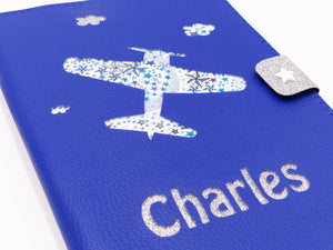 Protège carnet de santé personnalisé Avion en simili cuir bleu et liberty - Crapaud Chou, le cadeau de naissance original et personnalisé