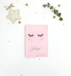 Protège carnet de santé rose yeux en simili cuir - Crapaud Chou, le cadeau de naissance original et personnalisé